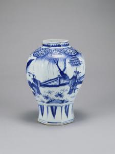 『青花人物文八角瓶』の画像