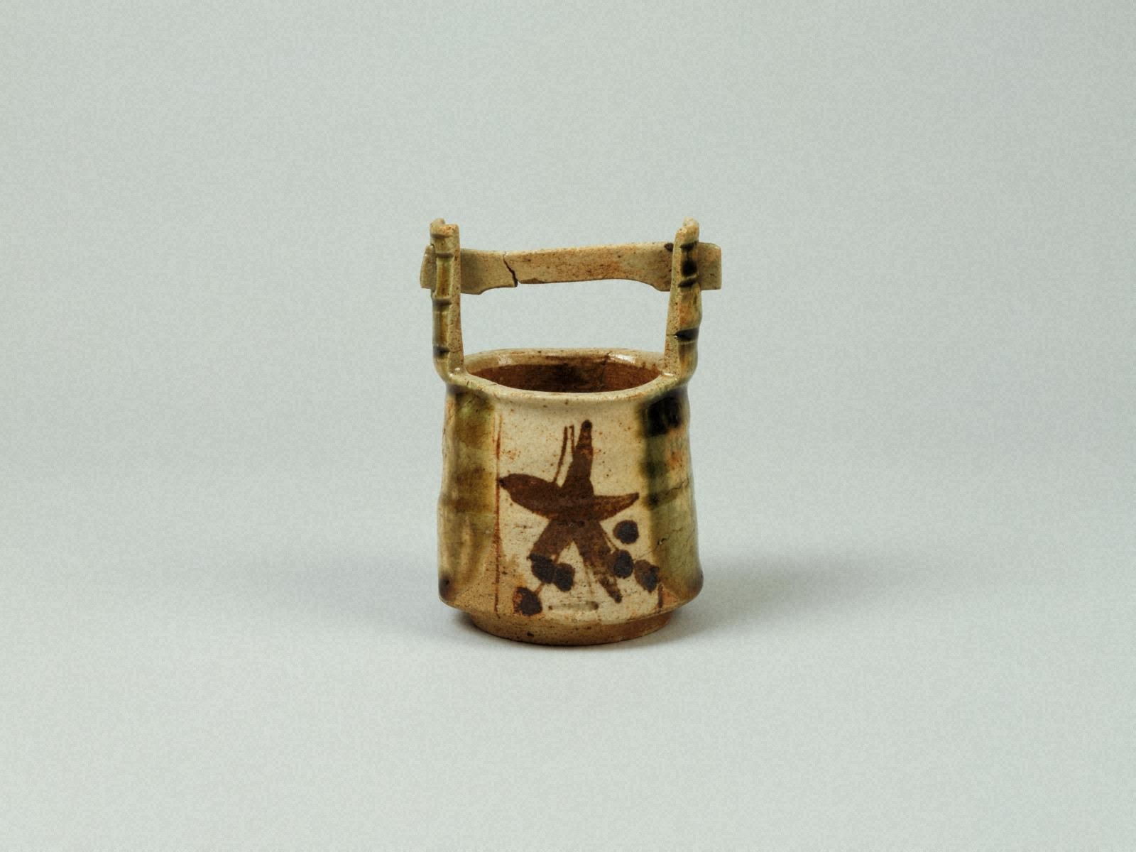 image of『Tea container, in ‘Oribe’ style, in the shaped of a hand pail』