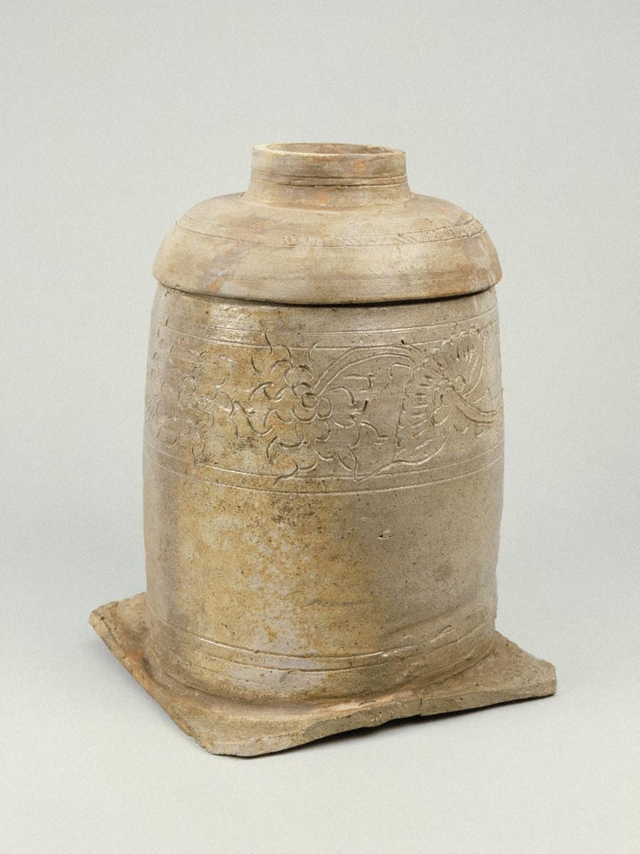 image of『Cylindrical jar with lid, incised peony scroll work design, for storing a sutra case.』