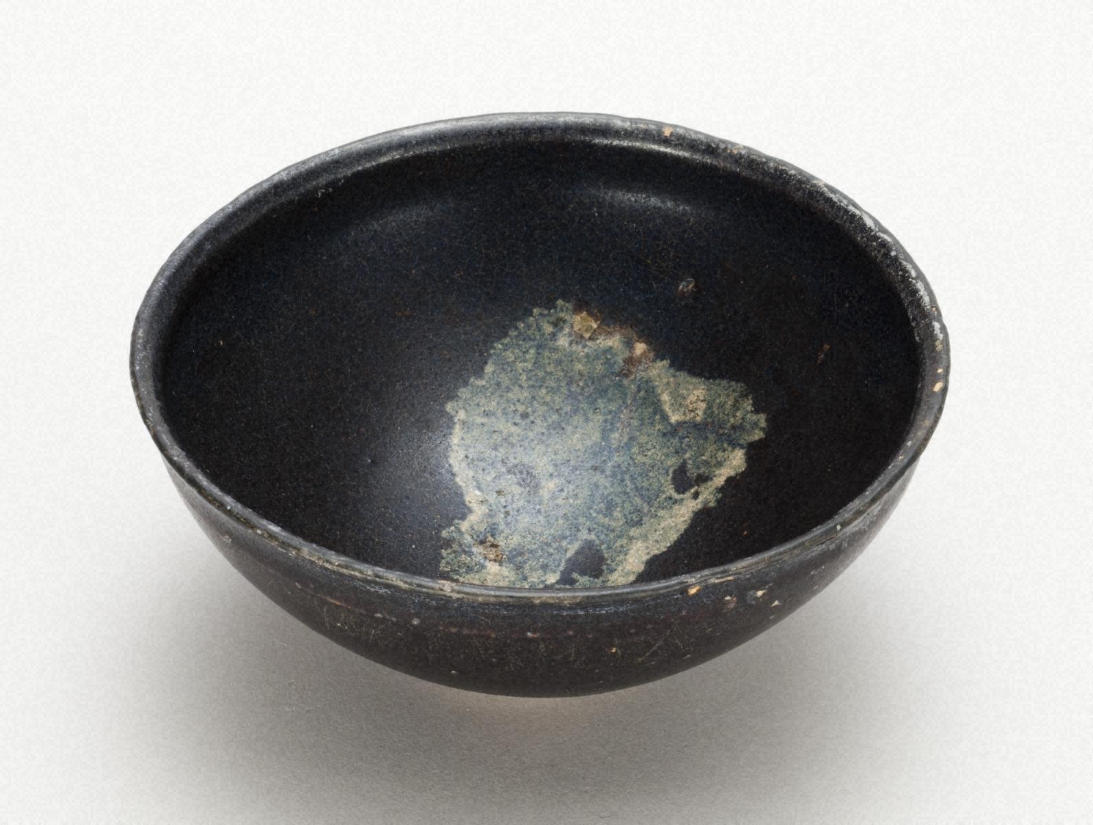 image of『Bowl with printed leaf motif, black iron glaze, Ji-zhou ware』