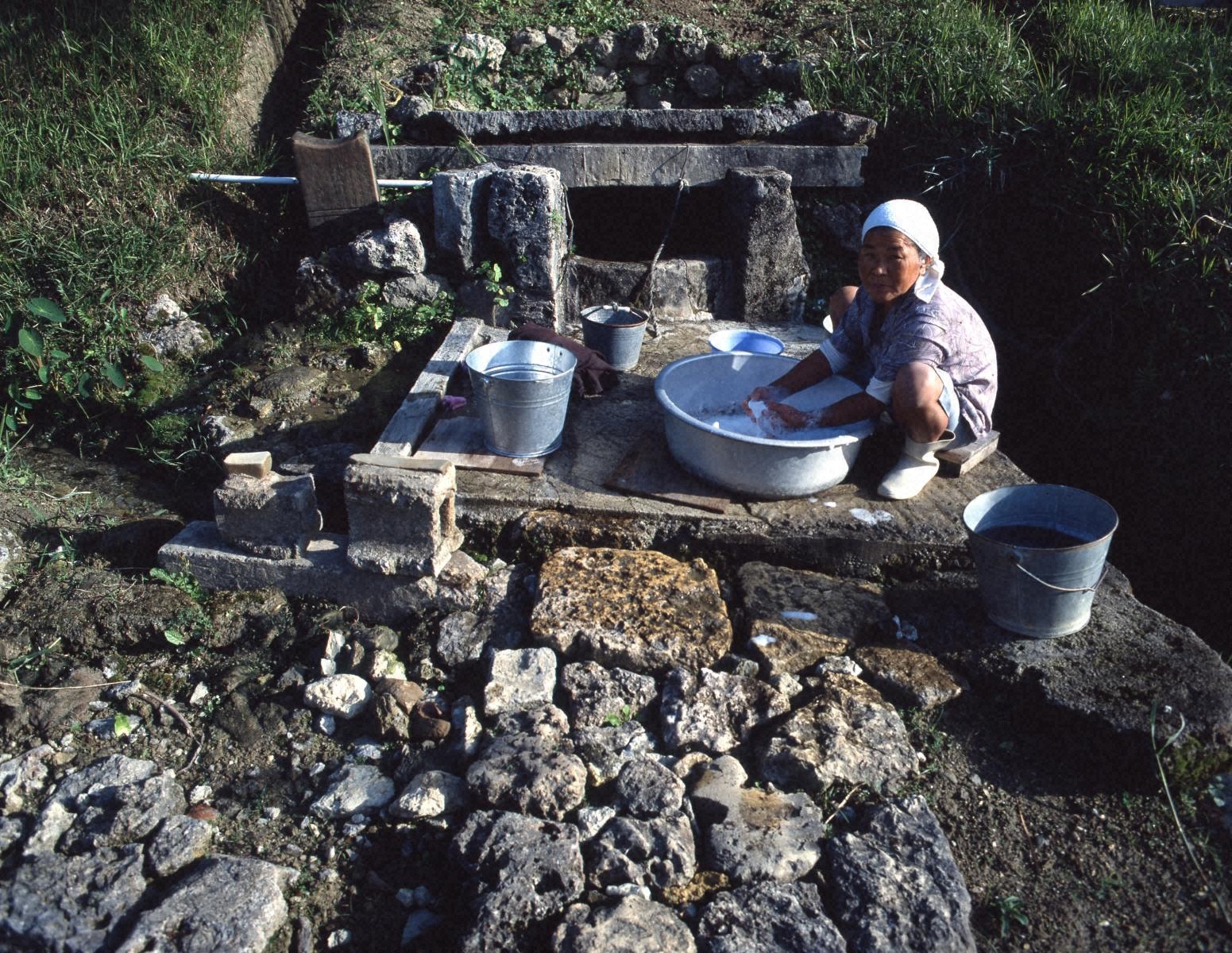 『大名（おおな）ヒージャーガーでせんたくをするおばあさん』の画像